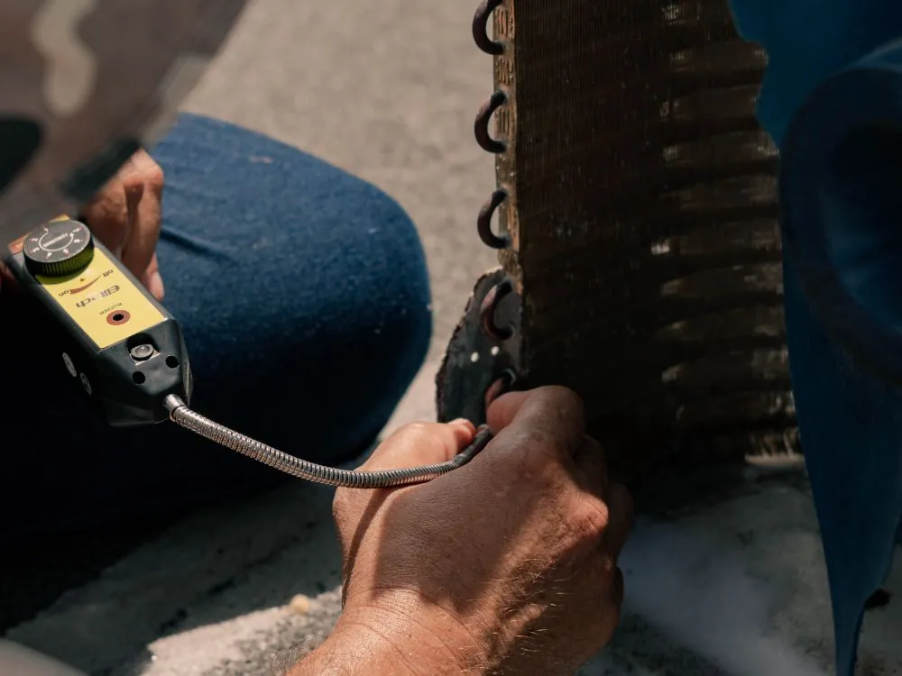 Técnico fazendo a higienização da serpentina do ar-condicionado